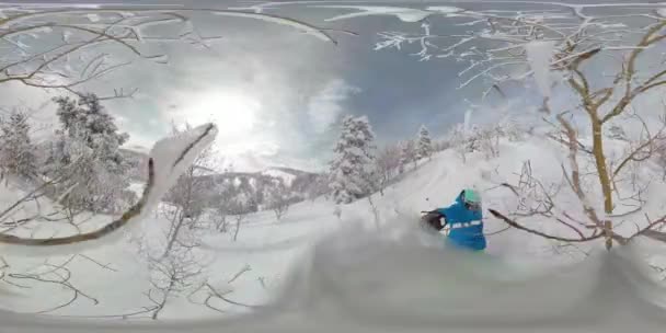 360 VR: Young man tree skiing in Park City falls into the deep powder snow. — Stock Video