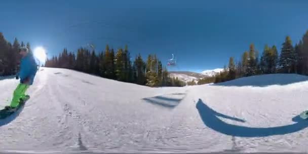 VR360: Jovem snowboarder esculpe piste e pulveriza fumaça fria na câmera . — Vídeo de Stock