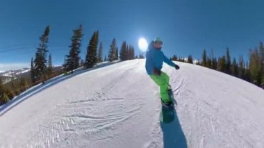 Kayak pistlerini parçalayan heyecanlı snowboardcu kameraya kar püskürtüyor..