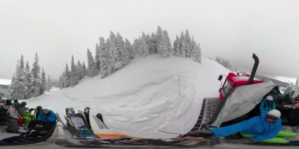 VR360: Grupo de turistas se sienta en la parte posterior de un gato de nieve durante un viaje de esquí de gato — Vídeos de Stock