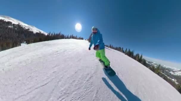 O tipo fixe do snowboard rasga as encostas preparadas num dia de inverno ensolarado.. — Vídeo de Stock