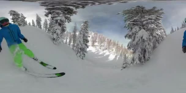 360 VR: Kezdő síelő lezuhan a mély por hó mellett sárga figyelmeztető jel. — Stock videók