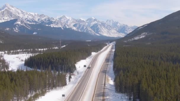 Lastbil transporterar en tung tank längs den natursköna Trans Canada Highway. — Stockvideo