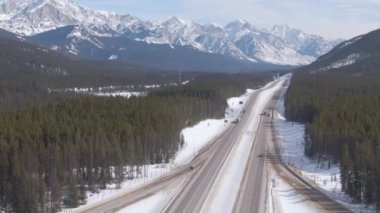 Kargo kamyonu, Kanada otobanında ağır bir römork taşıyor..