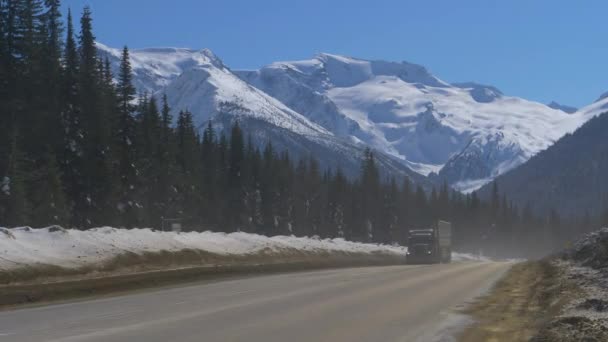 Caminhão de 18 rodas transporta carga através de uma estrada que atravessa o Parque Nacional Jasper . — Vídeo de Stock