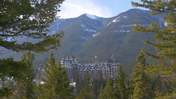 Hutan Evergreen mengelilingi hotel berhantu Fairmont Banff Springs yang terkenal — Stok Video