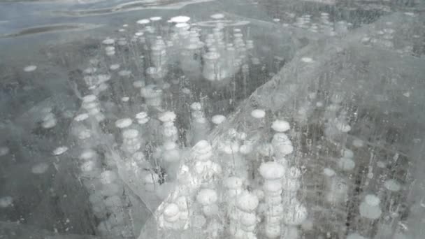 CLOSE UP: Luftblasen sind unter Eis gefangen, das einen großen See in Kanada bedeckt. — Stockvideo