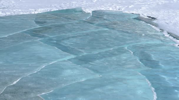 CHIUSURA: Splendida acqua turchese del lago Abramo congela nel freddo invernale. — Video Stock