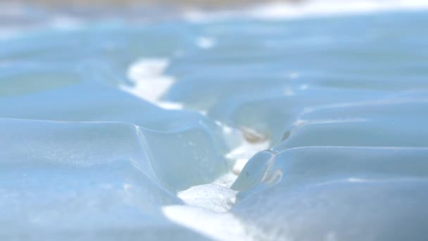 MACRO: Foto detallada del lago congelado Abraham brillando bajo el sol de invierno . — Vídeo de stock