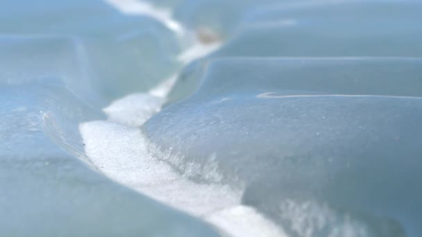 MACRO: Beautiful turquoise water freezes over a lake in Jasper National Park. — Stock Video