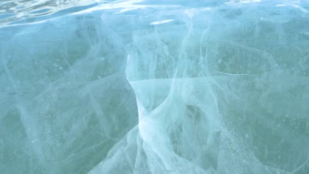 FERMER : De beaux motifs apparaissent sous la surface gelée d'un lac glaciaire. — Video