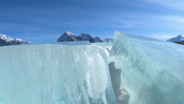 CLOSE UP: Scenic view of glacier behind frozen Lake Abraham on a sunny day. — Stock Video