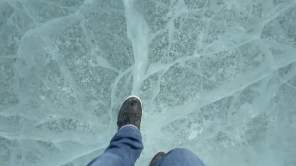 POV: Camminare in sneaker attraverso un bellissimo lago ghiacciato in Alberta, Canada. — Video Stock