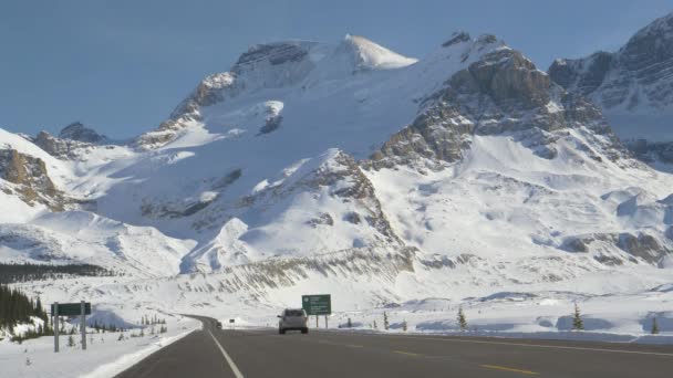 Jeep conduce por una ruta panorámica que conduce a través del pintoresco Parque Nacional Jasper — Vídeos de Stock
