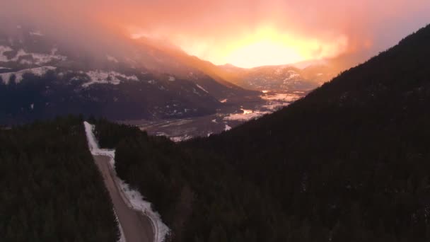 DRONE: Voando ao longo da famosa rodovia, oferecendo uma vista deslumbrante de um vale iluminado pelo sol . — Vídeo de Stock