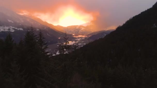 ドローン:太陽の光が差し込む谷を流れる山の川の風景. — ストック動画