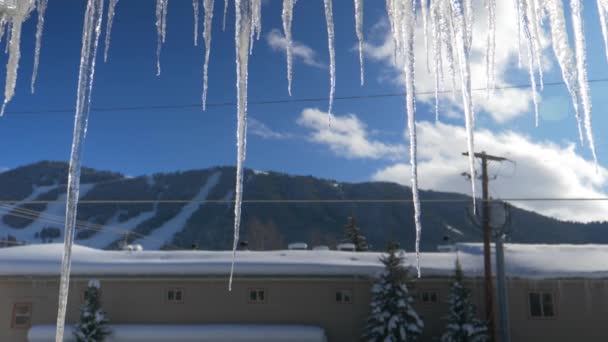 CERRAR Hielo cristalino cuelga del techo de un edificio con mal aislamiento — Vídeo de stock