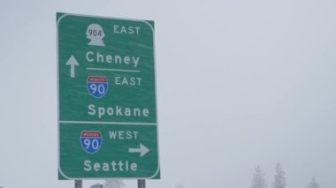 Yeşil trafik işaretini kapatın, kar fırtınası sırasında Washington 'da trafiği yönetti