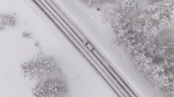 TOP DOWN: Przejazd samochodem przez pokryte śniegiem skrzyżowanie w Spokane, Waszyngton — Wideo stockowe