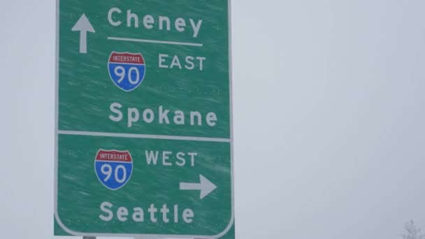 CLOSE UP: Traffic sign weathers a blizzard engulfing the state of Washington. — Stock Video