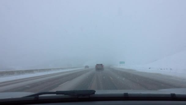 POV: Conduciendo por la autopista interestatal en Utah durante una severa tormenta de nieve. — Vídeos de Stock