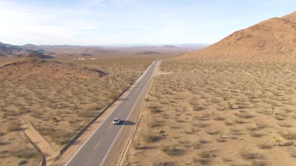 DRONE: Turisté v SUV prozkoumávají vyprahlé roviny Nevady za slunečného dne. — Stock video