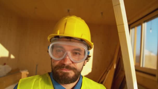 PORTRAIT : Une petite planche tombe d'en haut sur la tête d'un entrepreneur sans méfiance. — Video