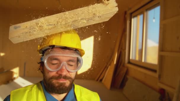 PORTRAIT, FERMER : Panneau en bois tombe sur la tête d'un constructeur sans méfiance. — Video