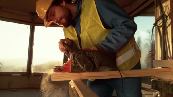 CERRAR: rayos de sol dorados brillan a través de la ventana como las arenas de los trabajadores una tabla larga. — Vídeo de stock