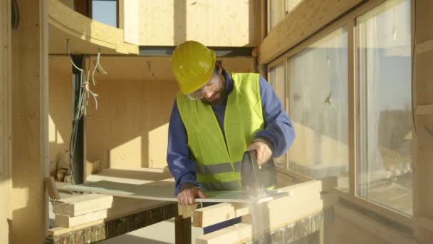 PORTRAIT: Joven constructor caucásico sonríe después de cortar un tablero de yeso. — Vídeos de Stock