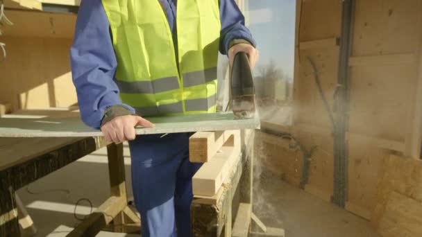 CLOSE UP, DOF: Unrecognizable builder cuts a gypsum wall board with a jigsaw. — Stock Video