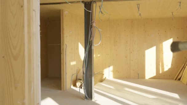 CLOSE UP: будівельник залишає будівельний майданчик з панеллю інструментів і драбиною в руці . — стокове відео