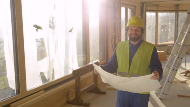 PORTRAIT: Arquitecto sonríe mientras observa la casa CLT en construcción. — Vídeos de Stock