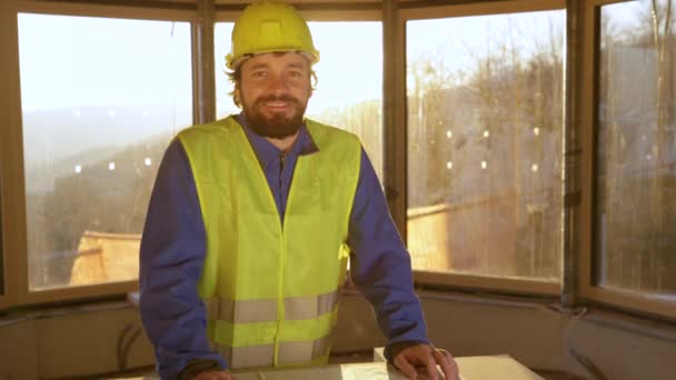 PORTRAIT: Jovem gerente de projeto está feliz com planta de chão e canteiro de obras — Vídeo de Stock