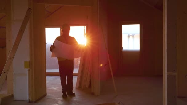 LENS FLARE: Architekt chodí po prefabrikovaném domě ve výstavbě — Stock video