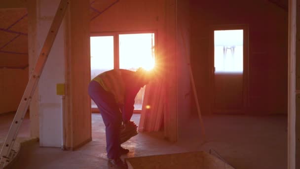 CLOSE UP: Opdrachtnemer vangt elektrische installatie buizen afkomstig van onderen. — Stockvideo