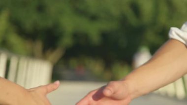 Tanımlanamayan iş ortakları bir anlaşmaya varır ve el sıkışırlar..