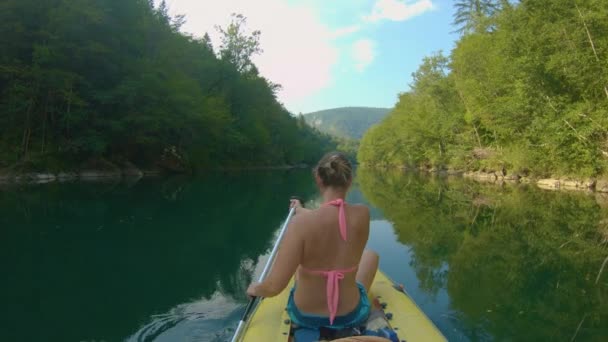 閉じる:認識できない女性が静かな川コルパに沿っていかだを漕ぐ. — ストック動画