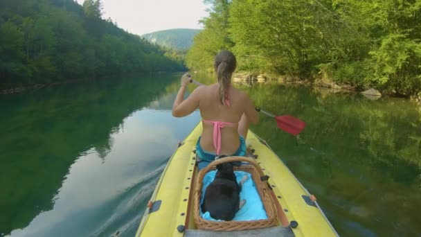 CLOSE UP: Roztomilé štěně odpočívá na zábavném rafting výlet s mladou ženou. — Stock video