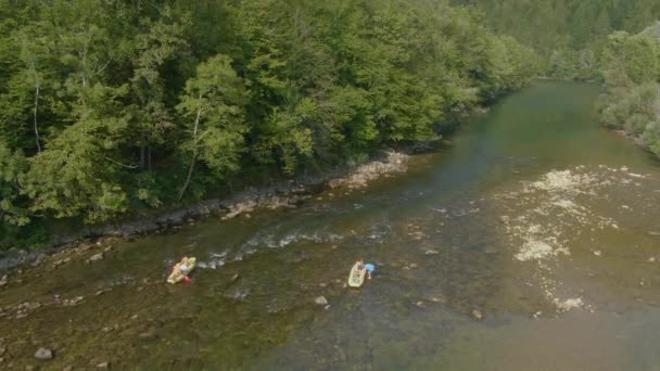 AERIAL: 일단 의젊은 관광객들 이 평온 한 콜 파 강으로 뗏목을 밀고 들어가는 모습. — 비디오