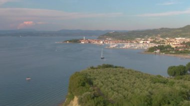 Adriyatik Denizi 'ndeki tarihi bir kasabanın limanına doğru uçuyor..