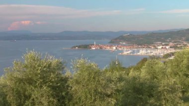 DRONE: Güzel Slovenya kıyı şeridi ve yelkenlilerin manzaralı manzarası.