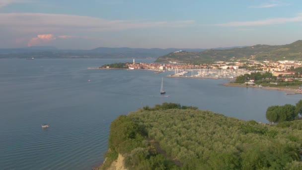 Adriyatik Denizi 'ndeki tarihi bir kasabanın limanına doğru uçuyor.. — Stok video