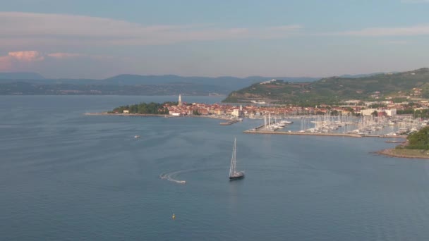 AERIAL: Flyger bort från hamnen i en historisk gammal stad i Adriatiska havet. — Stockvideo