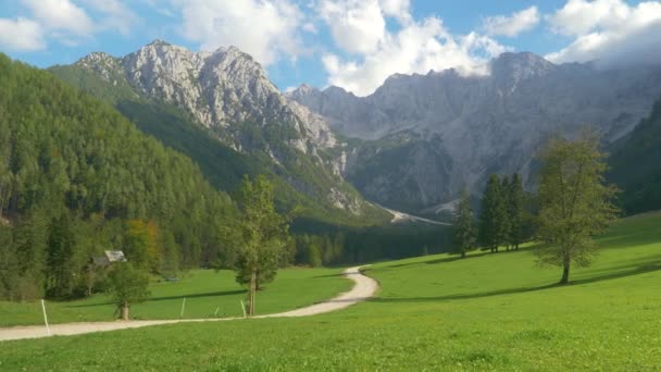 Vue panoramique de la campagne idyllique sous une crête rocheuse spectaculaire. — Video