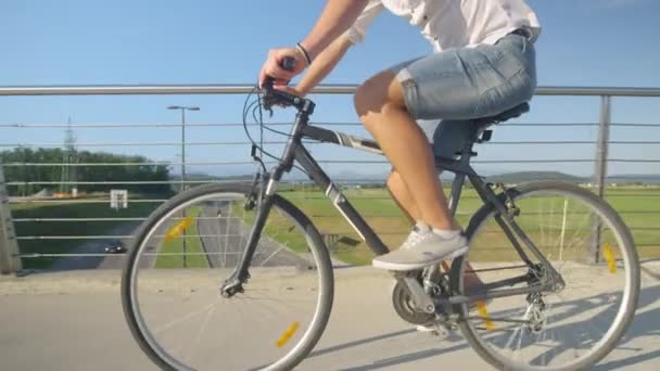 Sluiten omhoog: Zelfverzekerde blanke man glimlacht terwijl pendelt naar het werk op zijn fiets. — Stockvideo