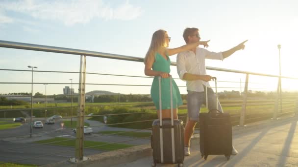 LENS FLARE: Emocionado pontos turísticos casal em seu passeio levá-los para o aeroporto. — Vídeo de Stock