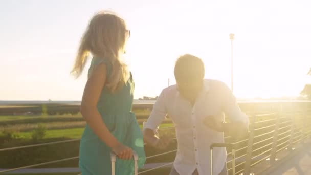 CLOSE UP: Excited tourist couple points at their ride taking them to airport. — Stock Video