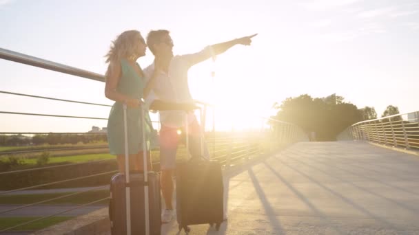 SUN FLARE: Spannende toeristische paar punten op hun rit hen naar het vliegveld. — Stockvideo