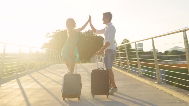Man opgewonden om te gaan op huwelijksreis springt in de lucht en pompt zijn vuist — Stockvideo